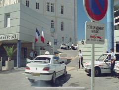 Před policejní služebnou