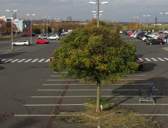 parkovisko pred hypermarketom v Beroune