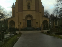 kostol na cintoríne