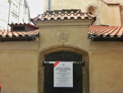 Před synagogou