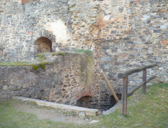 Východ ze sklepení