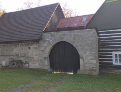 Kamenná brána do statku