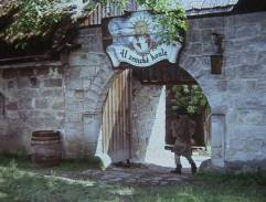 Kamenná brána do statku