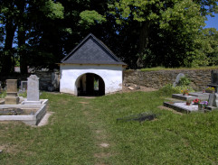 U kostela