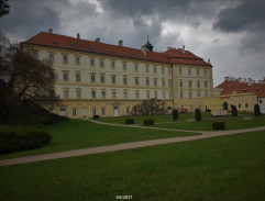 Zámek ze zahrady