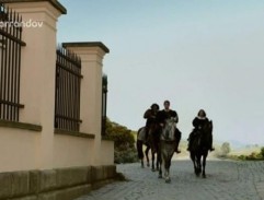 Cesare a Juan přijíždějí ke klášteru