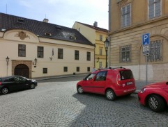 pred policajným riaditeľstvom