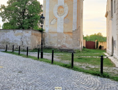 pred kostolom