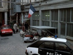 Před policejní stanicí