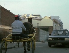 René přijíždí k hospůdce