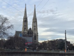 Tramvaj před kostelem