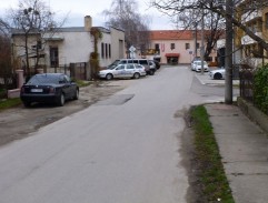 pred domom Karliných rodičov