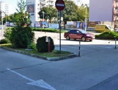 parkovisko pred autoservisom