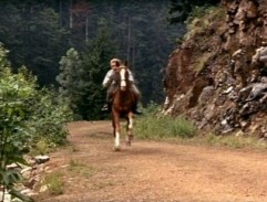 Tomáš ujíždí na koni před zlodějem