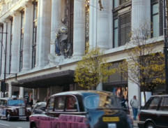 U obchodního centra