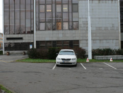 Parkoviště u sídla policie