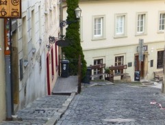 pred nočným klubom Bristol