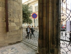 hádka pred kostolom