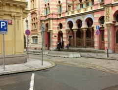 Před synagogou