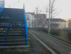 Oskar čeká na tramvaj