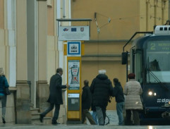 Na tramvajové zastávce
