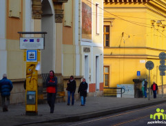 Na tramvajové zastávce