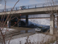 Policejní auto pod mostem