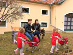 Jonáš s Denisou na lavičce