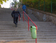 Policista na schodech