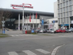 před zimním stadionem