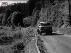 nákladní vůz na silnici