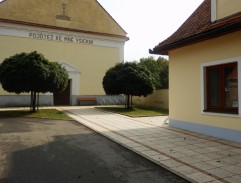 Před kostelem
