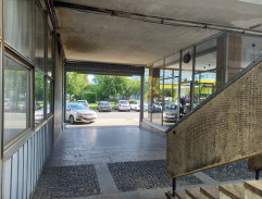 U nákupního střediska