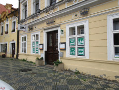 Před  vinárnou