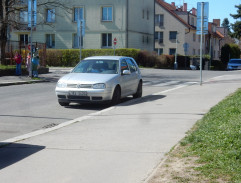 Před panelákem