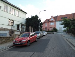 Sledování milence z auta