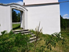 brána kostola na kopci