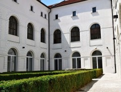 dvor biskupského úradu v Košiciach