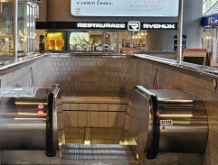 eskalátory na stanici