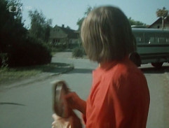 pri autobusovej zastávke