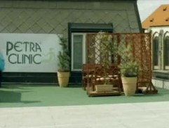 Douchová vchází do Petra Clinic