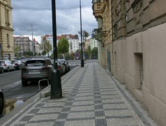 Horác a Zezulková před domem