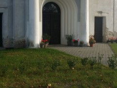 pred kostolom