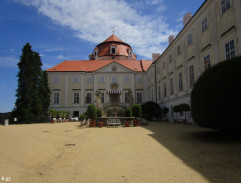 Nádvoří zámku Mornay