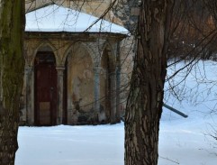 Vchod do opuštěné ruiny