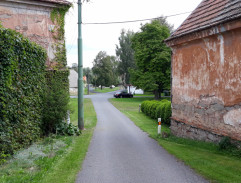 Pohled na náves od domu Abrhamových