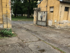 vchod do výchovného ústavu v Pustine