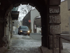 Průjezd u azylového domu