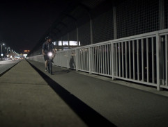 Cyklista na mostě