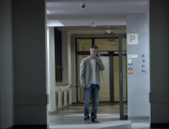 Holina na nemocniční chodbě